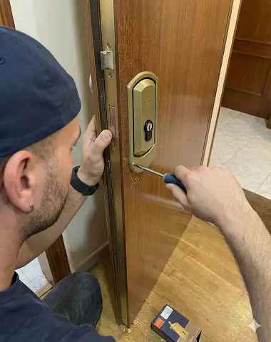 nuestro cerrajero madrid 24 horas cambiando una cerradura